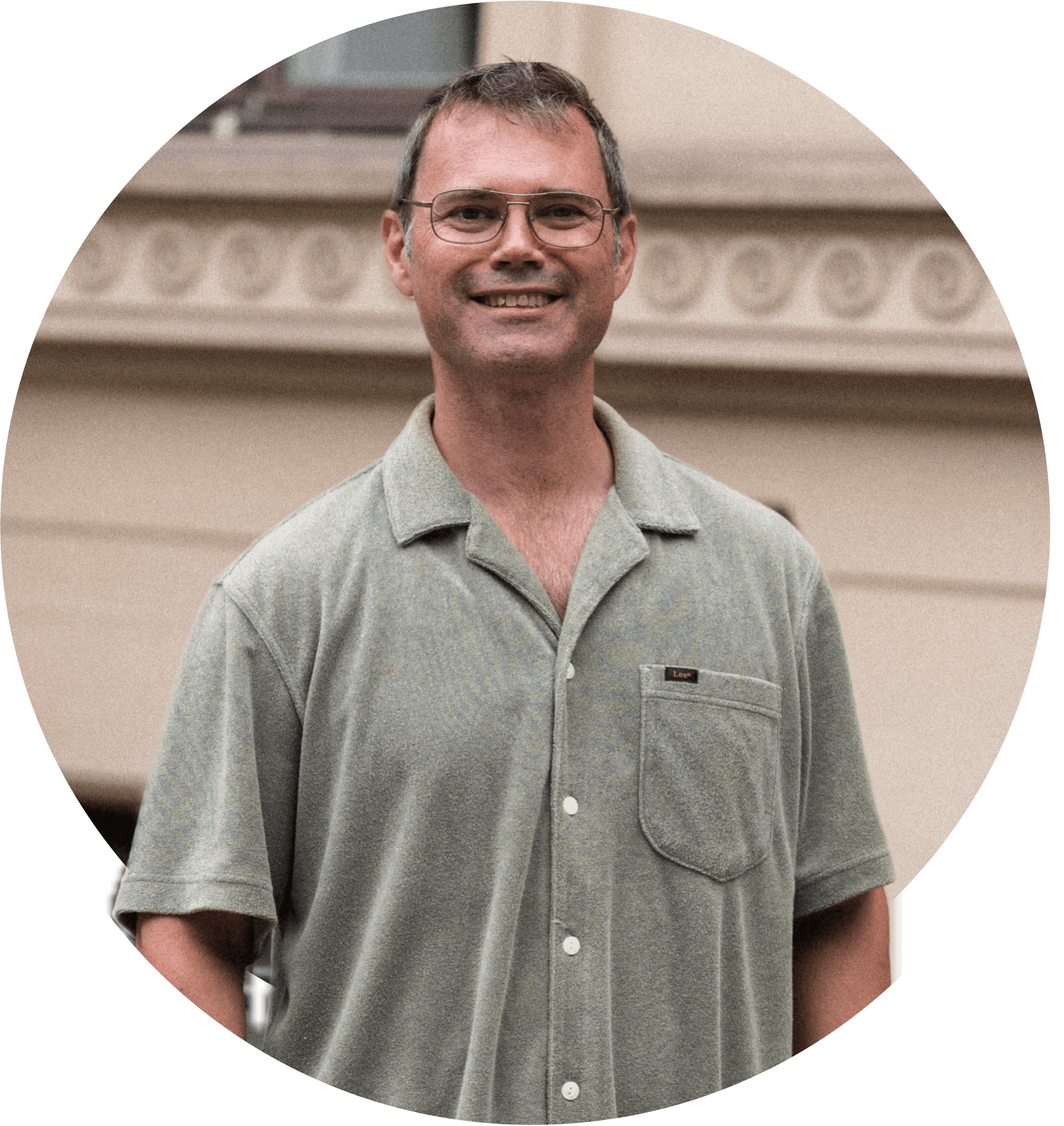 Thorstein ler, iförd en grön skjorta, med kort hår och glasögon. Foton.