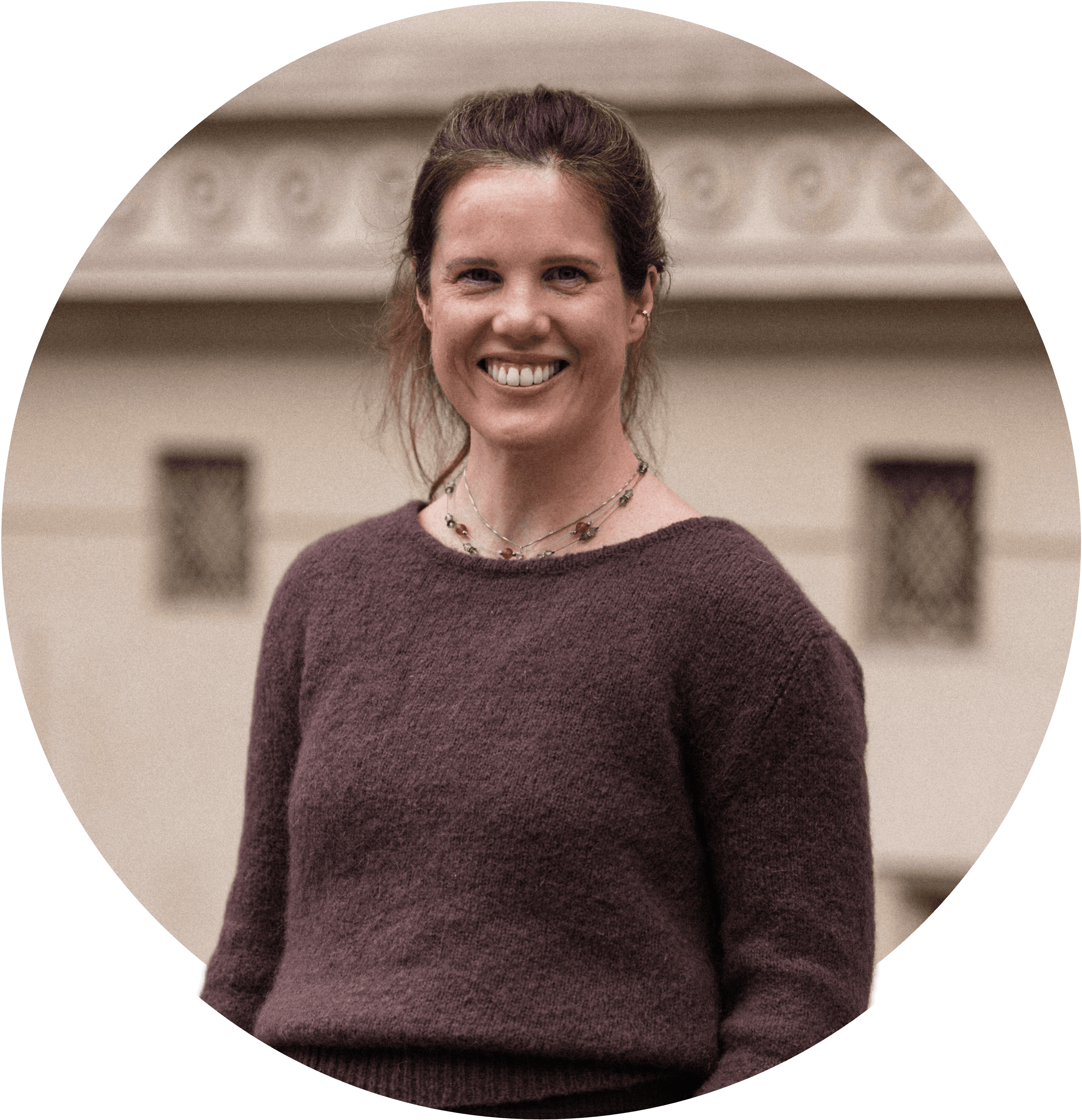 Linn ler, iförd en brun tröja och med håret i hästsvans. Foton.